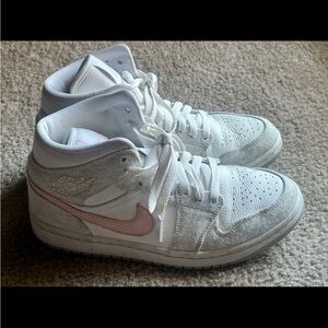 Women’s AIR JORDAN 1 MID SE "HEATHER GREY / PINK" size 8.5